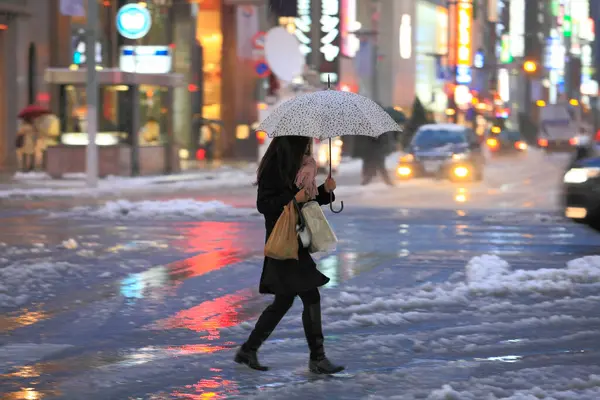 Fiatal Esernyő Átkelés Utcán Télen Város — Stock Fotó