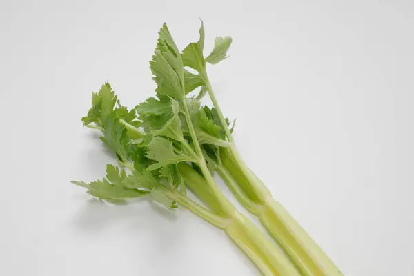 新鲜的有机芹菜叶子在白色背景上被隔离 — 图库照片