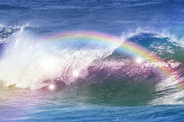 美丽的彩虹和蓝色的海浪 — 图库照片