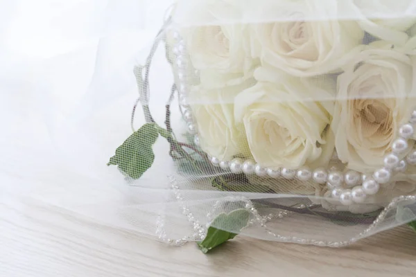 Svatební Kytice Bílých Růží — Stock fotografie