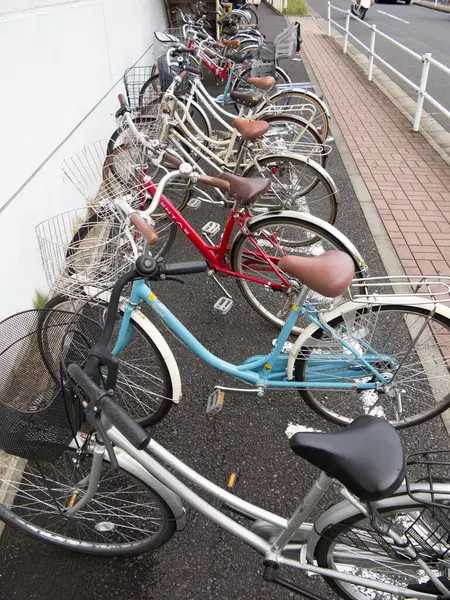 许多自行车停放在城里 — 图库照片