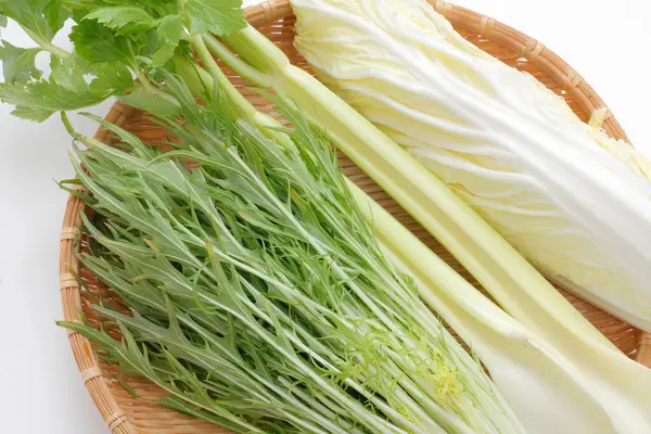 竹盘上的米祖纳 芹菜和纳帕卷心菜新鲜绿叶 — 图库照片