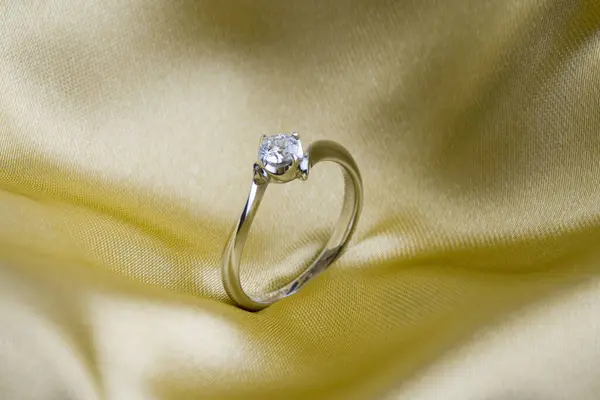ダイヤモンドジュエリー 高級ダイヤモンドリング ファッションジュエリー クローズアップ — ストック写真