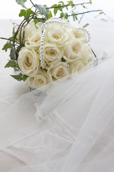 Svatební Kytice Bílých Růží — Stock fotografie