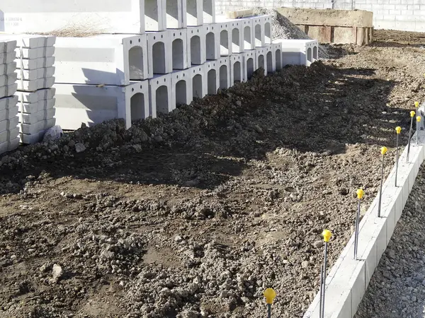 İnşaat alanı şehir binasının yükselişini gösteriyor 