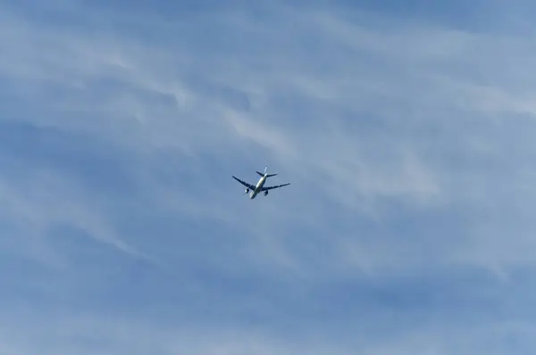 Avião Voando Céu Azul Com Nuvens Brancas — Fotografia de Stock