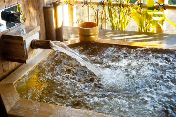 Tahta kaplıca banyosu. Temiz suyla dolu.