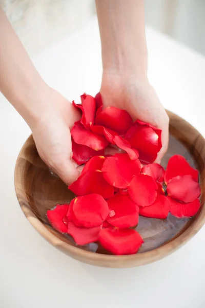Frau Hält Ihre Hände Holzschale Mit Wasser Und Roten Rosenblättern — Stockfoto