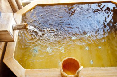Tahta jakuzi kaynayan maden suyuyla dolu.