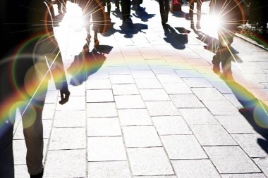 Gökkuşağı ve şehirdeki insanlar