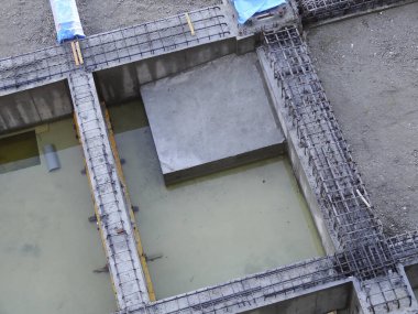 bina inşaat alanı altında