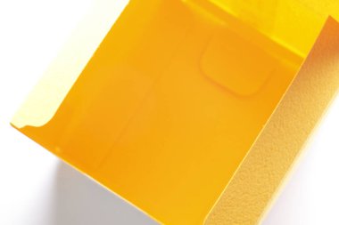 Beyaz arkaplanda izole edilmiş sarı karton kutu
