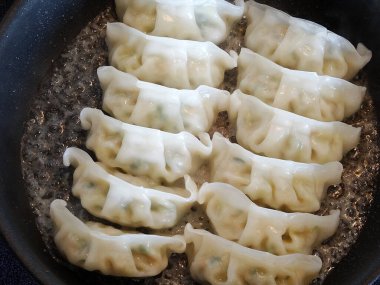 Çin yemeği ve etli börek.