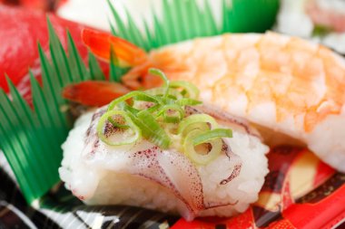 Japon mutfağı. Arka planda suşi