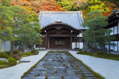 Japonya 'da tapınağı olan güzel bir Japon bahçesi.