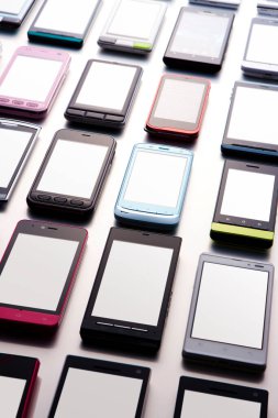 Beyaz arkaplanda izole edilmiş birçok elektronik aygıt