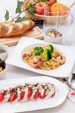 Lezzetli deniz ürünleri makarna ve taze salata düzenlemesi.