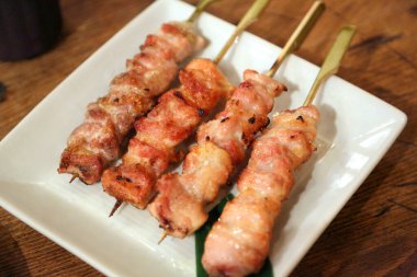 Ahşap masada ızgara et şişleri.