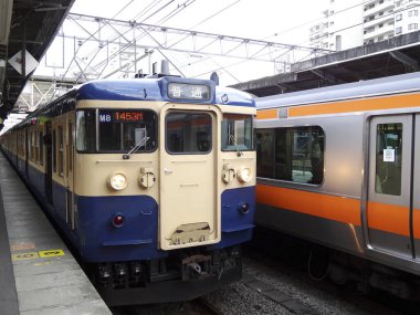 Hızlı hızlı giden iki tren demiryolundan geçiyor. 