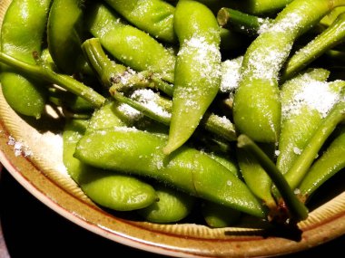 Tuzlu yeşil bezelyeler, yakın plan.