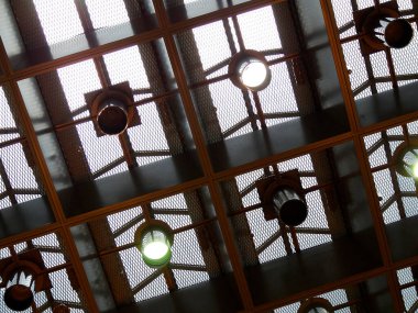 Tavan ışıklarına ve ahşap yapıya bakıyorum.