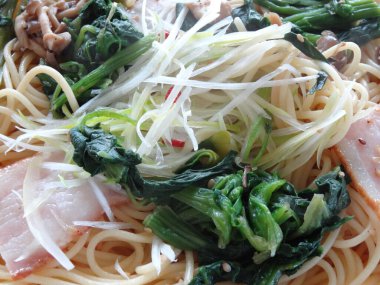 Karıştır, tavuk ve sebzeli erişte kızart..