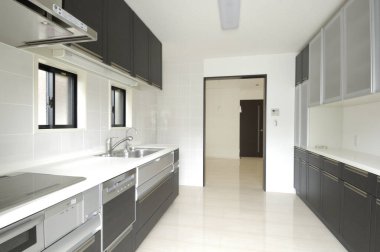 Evdeki mutfağın modern iç tasarımı 