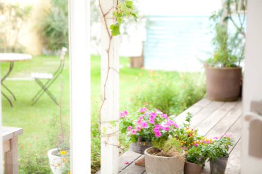 Modern Japon evinin güzel bahçesinin manzarası.