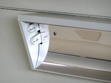 Kırık floresan tavan lambası açık kablo parçaları gösteriyor