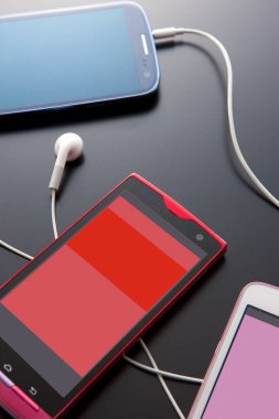 Modern akıllı telefonların koyu arkaplandaki görüntüsünü kapat 