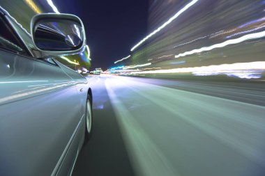 Araba gece yolda gidiyor. Hareket bulanıklığı