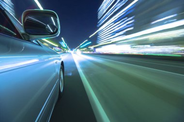Gece şehir caddesinde araba sürüyor. Hareket bulanıklığı