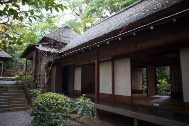 Geleneksel ahşap binaları olan güzel Japon bahçesi 