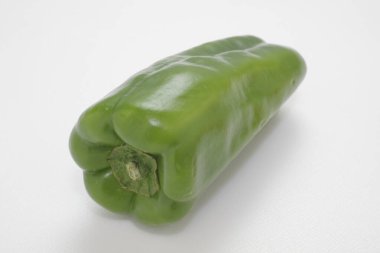 Taze Yeşil Biber Beyaz Arkaplanda İzole Edildi