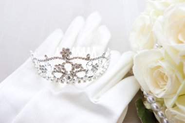 Düğün, konsepti gümüş taçla kutlamak