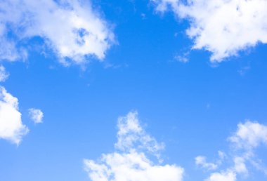 Beyaz bulutlu mavi gökyüzü