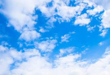 Mavi gökyüzü arka planında beyaz bulut