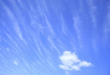 Beyaz bulutlu mavi gökyüzü 