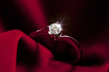 Elmas mücevher, lüks elmas yüzük ve moda mücevheri, yakın plan.                