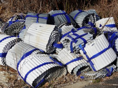 Mavi kayışlara sarılmış hurda yığınları.