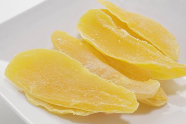 Tabaktaki kuru mango dilimleri. 