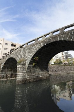 Nehrin üzerindeki eski taş köprü