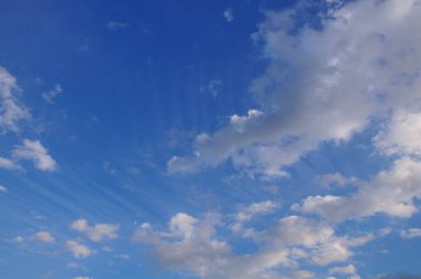 Bulutlu güzel mavi gökyüzü       