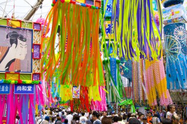 İnsanlar ve dekorasyonlar Tanabata Festivali 'nde, Japon yaz festivali olarak da bilinir..                     