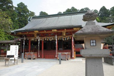 Eski Budist tapınağı doğayla çevrili.