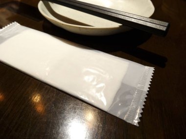 Yemek çubuklarını masaya yerleştiriyorum.