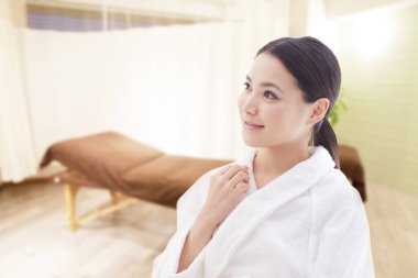 Kadın arka planda kaplıcada dinleniyor, kapat.