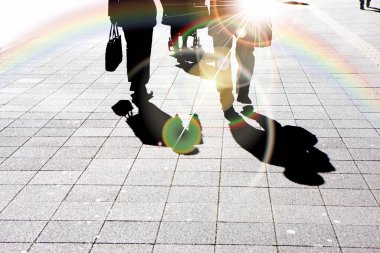 Tokyo 'da caddenin üzerinde gökkuşağı. Japonya 