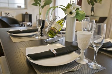 Zarif bir yemek düzeni, özel bir durum sırasında modern bir iç mekan.