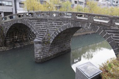 Nehrin üzerindeki eski taş köprü